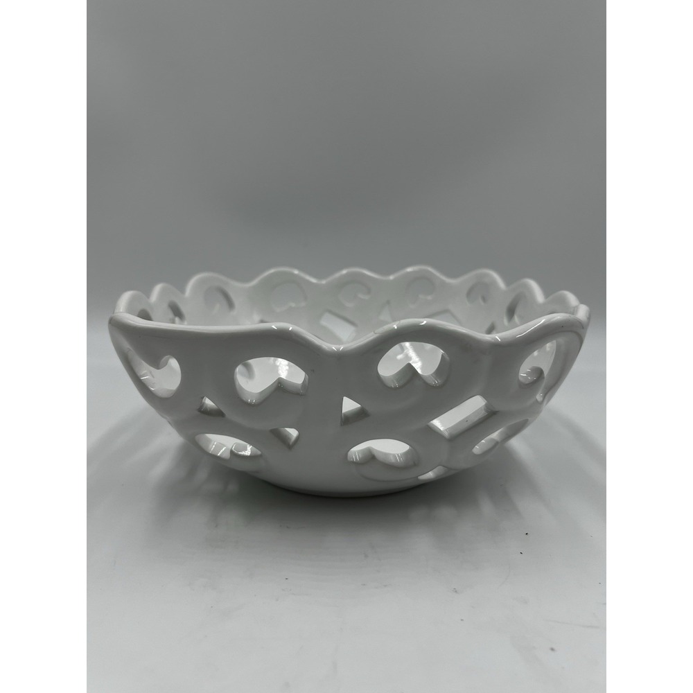 Tabletops Gallery Modern Farmhouse‎ White Cut Out Bread Basket Ceramic 8.5" Sq